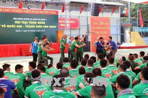 Thanh niên quận 1 trúng tuyển nghĩa vụ quân sự tham dự trò chơi vận động tại hội trại tòng quân. Ảnh: Thanh Vũ-TTXVN