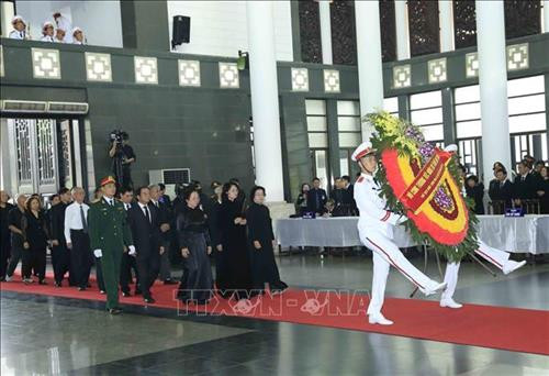 Nhà tang lễ quốc gia, số 5 Trần Thánh Tông (Hà Nội), nơi tổ chức Quốc tang Chủ tịch nước Trần Đại Quang. Ảnh: TTXVN Đồng chí Trương Hoà Bình, Ủy viên Bộ Chính trị, Phó Thủ tướng thường trực Chính phủ đọc Tiểu sử Chủ tịch nước Trần Đại Quang và danh sách Ban Lễ tang. Ảnh: TTXVN Ông Trần Quân, con trai trưởng của Chủ tịch nước Trần Đại Quang thắp nén hương viếng Cha. Ảnh: TTXVN Đoàn gia đình, họ hàng nội ngoại viếng Chủ tịch nước Trần Đại Quang. Ảnh: Nhan Sáng – TTXVN Đoàn Ban Chấp hành Trung ương Đảng Cộng sản Việt Nam, do đồng chí Nguyễn Phú Trọng, Tổng Bí thư Ban Chấp hành Trung ương Đảng làm Trưởng đoàn, viếng Chủ tịch nước Trần Đại Quang. Ảnh: TTXVN Tổng Bí thư Nguyễn Phú Trọng ghi sổ tang. Ảnh: TTXVN Đoàn Chính phủ nước Cộng hòa XHCN Việt Nam, do đồng chí Nguyễn Xuân Phúc, Ủy viên Bộ Chính trị, Thủ tướng Chính phủ làm Trưởng đoàn, viếng Chủ tịch nước Trần Đại Quang. Ảnh: Nhan Sáng – TTXVN Thủ tướng Nguyễn Xuân Phúc chia buồn cùng tang quyến Chủ tịch nước Trần Đại Quang. Ảnh: TTXVN Nguyên Ủy viên Bộ Chính trị, nguyên Chủ tịch nước Trần Đức Lương (bên trái) và nguyên Ủy viên Bộ Chính trị, nguyên Thủ tướng Chính phủ Nguyễn Tấn Dũng (bên phải) ghi sổ tang. Ảnh: TTXVN Đoàn Quốc hội nước Cộng hòa XHCN Việt Nam, do đồng chí Nguyễn Thị Kim Ngân, Ủy viên Bộ Chính trị, Chủ tịch Quốc hội làm Trưởng đoàn, viếng Chủ tịch nước Trần Đại Quang. Ảnh: Nhan Sáng – TTXVN Đồng chí Tòng Thị Phóng (bên trái), Ủy viên Bộ Chính trị, Phó Chủ tịch thường trực Quốc hội và đồng chí Đặng Thị Ngọc Thịnh, Ủy viên Trung ương Đảng, Quyền Chủ tịch nước chia buồn cùng tang quyến Chủ tịch nước Trần Đại Quang. Ảnh: TTXVN Đoàn Văn phòng Chủ tịch nước Cộng hòa XHCN Việt Nam, do đồng chí Đặng Thị Ngọc Thịnh, Ủy viên Trung ương Đảng, Quyền Chủ tịch nước làm Trưởng đoàn, viếng Chủ tịch nước Trần Đại Quang. Ảnh: Nhan Sáng – TTXVN Đoàn Ủy ban Trung ương Mặt trận Tổ quốc Việt Nam, do đồng chí Hầu A Lềnh, Ủy viên Trung ương Đảng, Phó Chủ tịch, Tổng Thư ký UBTƯ MTTQ Việt Nam làm Trưởng đoàn, viếng Chủ tịch nước Trần Đại Quang. Ảnh: TTXVN Đoàn Ban Dân vận Trung ương, do đồng chí Trương Thị Mai, Ủy viên Bộ Chính trị, Bí thư Trung ương Đảng, Trưởng Ban Dân vận Trung ương làm Trưởng đoàn, viếng Chủ tịch nước Trần Đại Quang. Ảnh: TTXVN Đoàn Ban Tổ chức Trung ương, do đồng chí Phạm Minh Chính, Ủy viên Bộ Chính trị, Bí thư Trung ương Đảng, Trưởng Ban Tổ chức Trung ương làm Trưởng đoàn, viếng Chủ tịch nước Trần Đại Quang. Ảnh: Nhan Sáng – TTXVN Đoàn Đảng ủy Công an Trung ương, Bộ Công an, do Thượng tướng Tô Lâm, Ủy viên Bộ Chính trị, Bí thư Đảng ủy Công an Trung ương, Bộ trưởng Bộ Công an làm Trưởng đoàn, viếng Chủ tịch nước Trần Đại Quang. Ảnh: TTXVN Đoàn Quân ủy Trung ương, Bộ Quốc phòng, do đồng chí Ngô Xuân Lịch, Ủy viên Bộ Chính trị, Phó Bí thư Quân ủy Trung ương, Bộ trưởng Bộ Quốc phòng làm Trưởng đoàn, viếng Chủ tịch nước Trần Đại Quang. Ảnh: TTXVN Đoàn Thành ủy, HĐND, UBND, Ủy ban MTTQ Việt Nam TP Hà Nội, do đồng chí Hoàng Trung Hải, Ủy viên Bộ Chính trị, Bí thư Thành uỷ Hà Nội làm Trưởng đoàn, viếng Chủ tịch nước Trần Đại Quang. Ảnh: Nhan Sáng – TTXVN Đoàn Tỉnh ủy, HĐND, UBND, Ủy ban Mặt trận Tổ quốc Việt Nam tỉnh Ninh Bình, do đồng chí Nguyễn Thị Thanh, Ủy viên Trung ương Đảng, Bí thư Tỉnh ủy Ninh Bình làm Trưởng đoàn, viếng Chủ tịch nước Trần Đại Quang. Ảnh: Nhan Sáng – TTXVN Nhà tang lễ quốc gia, số 5 Trần Thánh Tông (Hà Nội), nơi tổ chức Quốc tang Chủ tịch nước Trần Đại Quang. Ảnh: TTXVN Đồng chí Trương Hoà Bình, Ủy viên Bộ Chính trị, Phó Thủ tướng thường trực Chính phủ đọc Tiểu sử Chủ tịch nước Trần Đại Quang và danh sách Ban Lễ tang. Ảnh: TTXVN Ông Trần Quân, con trai trưởng của Chủ tịch nước Trần Đại Quang thắp nén hương viếng Cha. Ảnh: TTXVN Đoàn gia đình, họ hàng nội ngoại viếng Chủ tịch nước Trần Đại Quang. Ảnh: Nhan Sáng – TTXVN Đoàn Ban Chấp hành Trung ương Đảng Cộng sản Việt Nam, do đồng chí Nguyễn Phú Trọng, Tổng Bí thư Ban Chấp hành Trung ương Đảng làm Trưởng đoàn, viếng Chủ tịch nước Trần Đại Quang. Ảnh: TTXVN Tổng Bí thư Nguyễn Phú Trọng ghi sổ tang. Ảnh: TTXVN Đoàn Chính phủ nước Cộng hòa XHCN Việt Nam, do đồng chí Nguyễn Xuân Phúc, Ủy viên Bộ Chính trị, Thủ tướng Chính phủ làm Trưởng đoàn, viếng Chủ tịch nước Trần Đại Quang. Ảnh: Nhan Sáng – TTXVN Thủ tướng Nguyễn Xuân Phúc chia buồn cùng tang quyến Chủ tịch nước Trần Đại Quang. Ảnh: TTXVN Nguyên Ủy viên Bộ Chính trị, nguyên Chủ tịch nước Trần Đức Lương (bên trái) và nguyên Ủy viên Bộ Chính trị, nguyên Thủ tướng Chính phủ Nguyễn Tấn Dũng (bên phải) ghi sổ tang. Ảnh: TTXVN Đoàn Quốc hội nước Cộng hòa XHCN Việt Nam, do đồng chí Nguyễn Thị Kim Ngân, Ủy viên Bộ Chính trị, Chủ tịch Quốc hội làm Trưởng đoàn, viếng Chủ tịch nước Trần Đại Quang. Ảnh: Nhan Sáng – TTXVN Đồng chí Tòng Thị Phóng (bên trái), Ủy viên Bộ Chính trị, Phó Chủ tịch thường trực Quốc hội và đồng chí Đặng Thị Ngọc Thịnh, Ủy viên Trung ương Đảng, Quyền Chủ tịch nước chia buồn cùng tang quyến Chủ tịch nước Trần Đại Quang. Ảnh: TTXVN Đoàn Văn phòng Chủ tịch nước Cộng hòa XHCN Việt Nam, do đồng chí Đặng Thị Ngọc Thịnh, Ủy viên Trung ương Đảng, Quyền Chủ tịch nước làm Trưởng đoàn, viếng Chủ tịch nước Trần Đại Quang. Ảnh: Nhan Sáng – TTXVN Đoàn Ủy ban Trung ương Mặt trận Tổ quốc Việt Nam, do đồng chí Hầu A Lềnh, Ủy viên Trung ương Đảng, Phó Chủ tịch, Tổng Thư ký UBTƯ MTTQ Việt Nam làm Trưởng đoàn, viếng Chủ tịch nước Trần Đại Quang. Ảnh: TTXVN Đoàn Ban Dân vận Trung ương, do đồng chí Trương Thị Mai, Ủy viên Bộ Chính trị, Bí thư Trung ương Đảng, Trưởng Ban Dân vận Trung ương làm Trưởng đoàn, viếng Chủ tịch nước Trần Đại Quang. Ảnh: TTXVN Đoàn Ban Tổ chức Trung ương, do đồng chí Phạm Minh Chính, Ủy viên Bộ Chính trị, Bí thư Trung ương Đảng, Trưởng Ban Tổ chức Trung ương làm Trưởng đoàn, viếng Chủ tịch nước Trần Đại Quang. Ảnh: Nhan Sáng – TTXVN Đoàn Đảng ủy Công an Trung ương, Bộ Công an, do Thượng tướng Tô Lâm, Ủy viên Bộ Chính trị, Bí thư Đảng ủy Công an Trung ương, Bộ trưởng Bộ Công an làm Trưởng đoàn, viếng Chủ tịch nước Trần Đại Quang. Ảnh: TTXVN Đoàn Quân ủy Trung ương, Bộ Quốc phòng, do đồng chí Ngô Xuân Lịch, Ủy viên Bộ Chính trị, Phó Bí thư Quân ủy Trung ương, Bộ trưởng Bộ Quốc phòng làm Trưởng đoàn, viếng Chủ tịch nước Trần Đại Quang. Ảnh: TTXVN Đoàn Thành ủy, HĐND, UBND, Ủy ban MTTQ Việt Nam TP Hà Nội, do đồng chí Hoàng Trung Hải, Ủy viên Bộ Chính trị, Bí thư Thành uỷ Hà Nội làm Trưởng đoàn, viếng Chủ tịch nước Trần Đại Quang. Ảnh: Nhan Sáng – TTXVN Đoàn Tỉnh ủy, HĐND, UBND, Ủy ban Mặt trận Tổ quốc Việt Nam tỉnh Ninh Bình, do đồng chí Nguyễn Thị Thanh, Ủy viên Trung ương Đảng, Bí thư Tỉnh ủy Ninh Bình làm Trưởng đoàn, viếng Chủ tịch nước Trần Đại Quang. Ảnh: Nhan Sáng – TTXVN