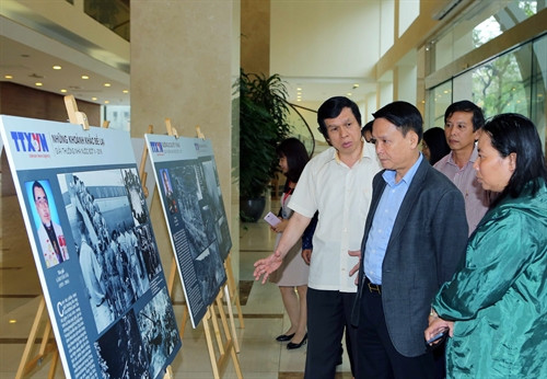 Ủy viên Trung ương Đảng, Tổng Giám đốc TTXVN Nguyễn Đức Lợi cùng các nhà báo tham quan các tác phẩm. Ảnh: Quang Quyết - TTXVN Ủy viên Trung ương Đảng, Tổng Giám đốc TTXVN Nguyễn Đức Lợi cùng các nhà báo tham quan các tác phẩm. Ảnh: Quang Quyết - TTXVN Phó Tổng Giám đốc TTXVN Nguyễn Hoài Dương cùng các nhà báo TTXVN tham quan các tác phẩm. Ảnh: Quang Quyết - TTXVN Phó Tổng Giám đốc Nguyễn Hoài Dương cùng các nhà báo TTXVN tham quan các tác phẩm. Ảnh: Quang Quyết - TTXVN Các tác phẩm thu hút sự quan tâm của cán bộ, nhân viên TTXVN. Ảnh: Quang Quyết - TTXVN Ủy viên Trung ương Đảng, Tổng Giám đốc TTXVN Nguyễn Đức Lợi cùng các nhà báo tham quan các tác phẩm. Ảnh: Quang Quyết - TTXVN Ủy viên Trung ương Đảng, Tổng Giám đốc TTXVN Nguyễn Đức Lợi cùng các nhà báo tham quan các tác phẩm. Ảnh: Quang Quyết - TTXVN Phó Tổng Giám đốc TTXVN Nguyễn Hoài Dương cùng các nhà báo TTXVN tham quan các tác phẩm. Ảnh: Quang Quyết - TTXVN Phó Tổng Giám đốc Nguyễn Hoài Dương cùng các nhà báo TTXVN tham quan các tác phẩm. Ảnh: Quang Quyết - TTXVN Các tác phẩm thu hút sự quan tâm của cán bộ, nhân viên TTXVN. Ảnh: Quang Quyết - TTXVN