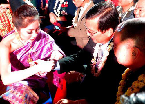 Đại học Huế đã trao giấy khen cho các bạn lưu học sinh Lào có thành tích cao trong học tập và rèn luyện. Ảnh: Tường Vi - TTXVN Lễ té nước trong ngày Tết Bunpimay. Ảnh: Tường Vi - TTXVN Buộc chỉ cổ tay chúc nhau an khang, thịnh vượng, sức khỏe và may mắn. Ảnh: Tường Vi - TTXVN Buộc chỉ cổ tay chúc nhau an khang, thịnh vượng, sức khỏe và may mắn. Ảnh: Tường Vi - TTXVN Lễ cầu may được tiến hành trang trọng và ấm cúng. Ảnh: Tường Vi - TTXVN Đại học Huế đã trao giấy khen cho các bạn lưu học sinh Lào có thành tích cao trong học tập và rèn luyện. Ảnh: Tường Vi - TTXVN Lễ té nước trong ngày Tết Bunpimay. Ảnh: Tường Vi - TTXVN Buộc chỉ cổ tay chúc nhau an khang, thịnh vượng, sức khỏe và may mắn. Ảnh: Tường Vi - TTXVN Buộc chỉ cổ tay chúc nhau an khang, thịnh vượng, sức khỏe và may mắn. Ảnh: Tường Vi - TTXVN Lễ cầu may được tiến hành trang trọng và ấm cúng. Ảnh: Tường Vi - TTXVN