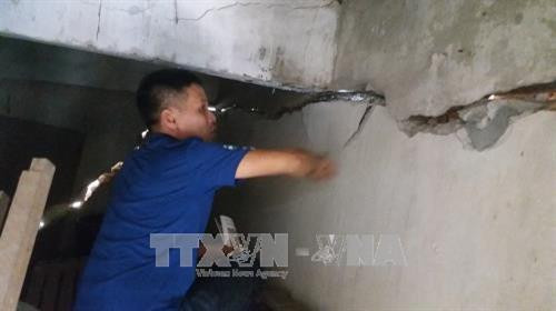 Do ảnh hưởng đợt xả lũ vừa qua của Nhà máy thủy điện Hòa Bình, 21 hộ dân tổ 26, phường Đồng Tiến, thành phố Hòa Bình nằm ở mép sông ven quốc lộ 6 bị nước sói lở làm nứt gãy nhà ở, phải di dời khẩn cấp sáng 15/10. Ảnh: Nhan Sinh- TTXVN Do ảnh hưởng đợt xả lũ vừa qua của Nhà máy thủy điện Hòa Bình, 21 hộ dân tổ 26, phường Đồng Tiến, thành phố Hòa Bình nằm ở mép sông ven quốc lộ 6 bị nước sói lở làm nứt gãy nhà ở, phải di dời khẩn cấp sáng 15/10. Ảnh: Nhan Sinh- TTXVN