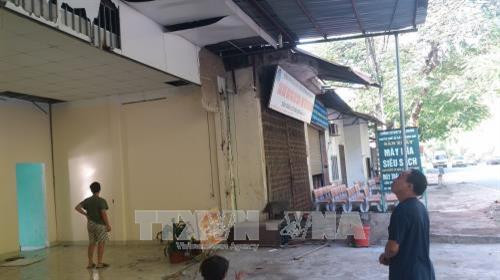 Do ảnh hưởng đợt xả lũ vừa qua của Nhà máy thủy điện Hòa Bình, 21 hộ dân tổ 26, phường Đồng Tiến, thành phố Hòa Bình nằm ở mép sông ven quốc lộ 6 bị nước sói lở làm nứt gãy nhà ở, phải di dời khẩn cấp sáng 15/10 Ảnh: Nhan Sinh- TTXVN Do ảnh hưởng đợt xả lũ vừa qua của Nhà máy thủy điện Hòa Bình, 21 hộ dân tổ 26, phường Đồng Tiến, thành phố Hòa Bình nằm ở mép sông ven quốc lộ 6 bị nước sói lở làm nứt gãy nhà ở, phải di dời khẩn cấp sáng 15/10 Ảnh: Nhan Sinh- TTXVN