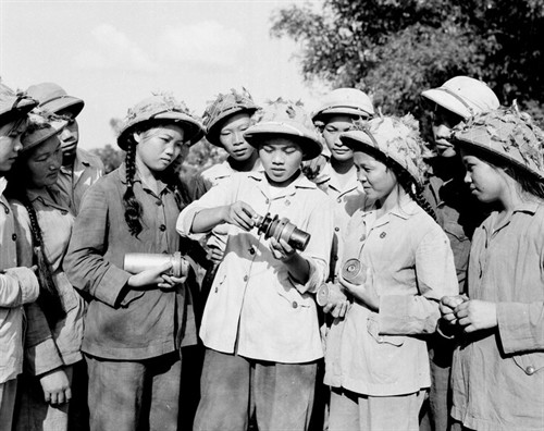 Đội viên tổ công binh Đại đội 912 Thanh niên xung phong tỉnh Bắc Thái luyện thao tác hệ thống kíp bom điện (năm 1966). Ảnh: Trần Phác - TTXVN Đội viên tổ công binh Đại đội 912 Thanh niên xung phong tỉnh Bắc Thái luyện thao tác hệ thống kíp bom điện (năm 1966). Ảnh: Trần Phác - TTXVN