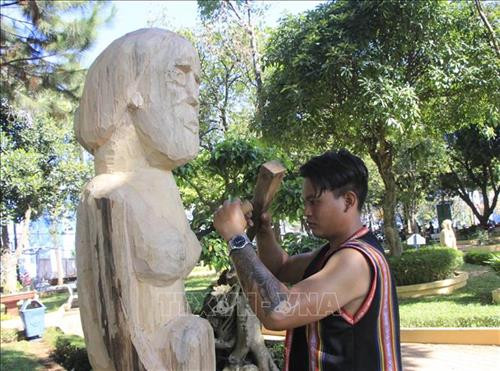 Nghệ nhân tạc tượng của tỉnh Gia Lai tại Festival. Ảnh: Hồng Điệp - TTXVN. Nghệ nhân tạc tượng của tỉnh Gia Lai tại Festival. Ảnh: Hồng Điệp - TTXVN.