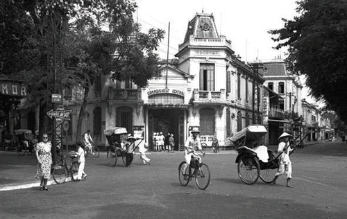 Bốt Hàng Trống bên hồ Hoàn Kiếm.