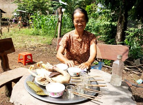 Bà Nông Thị Vườn ở thôn 6A, xã Ea Wy sửa soạn mâm cỗ cúng thổ công trong làng. Bà Nông Thị Vườn ở thôn 6A, xã Ea Wy sửa soạn mâm cỗ cúng thổ công trong làng.