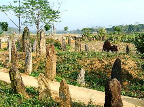 Khu mộ đá Đống Thếch ở Kim Bôi, Hòa Bình, tương truyền là nơi chôn cất các quan lang người Mường. Ảnh: wikiwand.com Khu mộ đá Đống Thếch ở Kim Bôi, Hòa Bình, tương truyền là nơi chôn cất các quan lang người Mường. Ảnh: wikiwand.com