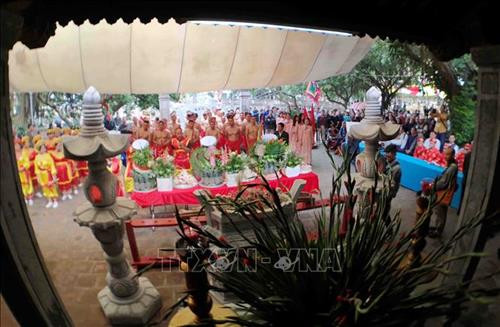 Cuộn dây kéo được các đội trưởng nâng lên 3 lần khi hành lễ. Ảnh: Thanh Tùng-TTXVN Cuộn dây kéo được các đội trưởng nâng lên 3 lần khi hành lễ. Ảnh: Thanh Tùng-TTXVN Dây kéo co có chiều dài hàng chục mét. Ảnh: Thanh Tùng-TTXVN Các đội tham gia kéo co hành lễ trong đền. Ảnh: Thanh Tùng-TTXVN Mỗi hiệp đấu kết thúc, phần thắng thuộc về bên nào không quan trọng, quan trọng là chúng ta đã góp phần bảo tồn và phát huy một di sản văn hóa phi vật thể đại diện nhân loại. Ảnh: Thanh Tùng-TTXVN Sự cố gắng, quyết liệt mỗi hiệp kéo biểu cảm rõ nét trên từng người tham gia kéo. Ảnh: Thanh Tùng-TTXVN Khi có hiệu lệnh “bắt đầu” các trai kéo dồn hết sức lực để kéo. Ảnh: Thanh Tùng-TTXVN Một “trai kéo” tới từ Hàn Quốc (người đeo kính) cùng tham gia kéo. Ảnh: Thanh Tùng-TTXVN Sự cố gắng, quyết liệt mỗi hiệp kéo biểu cảm rõ nét trên từng người tham gia kéo. Ảnh: Thanh Tùng-TTXVN Thanh gỗ nhỏ được trọng tài dùng để chêm vào lỗ giúp cho dây kéo ko xê dịch trước khi phát lệnh kéo. Ảnh: Thanh Tùng-TTXVN Dây kéo được luồn qua một cột gỗ chôn chặt dưới đất. Ảnh: Thanh Tùng-TTXVN Cuộn dây kéo được các đội trưởng nâng lên 3 lần khi hành lễ. Ảnh: Thanh Tùng-TTXVN Cuộn dây kéo được các đội trưởng nâng lên 3 lần khi hành lễ. Ảnh: Thanh Tùng-TTXVN Dây kéo co có chiều dài hàng chục mét. Ảnh: Thanh Tùng-TTXVN Các đội tham gia kéo co hành lễ trong đền. Ảnh: Thanh Tùng-TTXVN Mỗi hiệp đấu kết thúc, phần thắng thuộc về bên nào không quan trọng, quan trọng là chúng ta đã góp phần bảo tồn và phát huy một di sản văn hóa phi vật thể đại diện nhân loại. Ảnh: Thanh Tùng-TTXVN Sự cố gắng, quyết liệt mỗi hiệp kéo biểu cảm rõ nét trên từng người tham gia kéo. Ảnh: Thanh Tùng-TTXVN Khi có hiệu lệnh “bắt đầu” các trai kéo dồn hết sức lực để kéo. Ảnh: Thanh Tùng-TTXVN Một “trai kéo” tới từ Hàn Quốc (người đeo kính) cùng tham gia kéo. Ảnh: Thanh Tùng-TTXVN Sự cố gắng, quyết liệt mỗi hiệp kéo biểu cảm rõ nét trên từng người tham gia kéo. Ảnh: Thanh Tùng-TTXVN Thanh gỗ nhỏ được trọng tài dùng để chêm vào lỗ giúp cho dây kéo ko xê dịch trước khi phát lệnh kéo. Ảnh: Thanh Tùng-TTXVN Dây kéo được luồn qua một cột gỗ chôn chặt dưới đất. Ảnh: Thanh Tùng-TTXVN