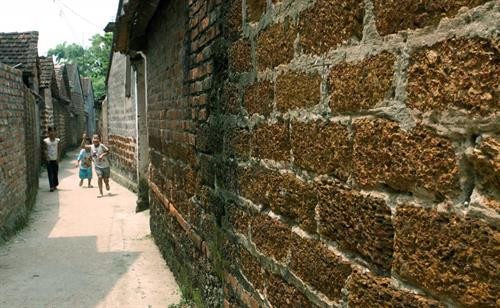 Đá ong - loại vật liệu chính để dựng nhà tại Đường Lâm. Ảnh: Anh Tuấn -TTXVN Đá ong - loại vật liệu chính để dựng nhà tại Đường Lâm. Ảnh: Anh Tuấn -TTXVN