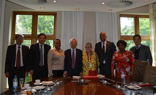 Đồng chí Tạ Ngọc Tấn với nhóm nghị sỹ thuộc Đảng Cộng sản Nam Phi tại Trụ sở Quốc hội Nam Phi ở Cape Town. Đồng chí Tạ Ngọc Tấn với nhóm nghị sỹ thuộc Đảng Cộng sản Nam Phi tại Trụ sở Quốc hội Nam Phi ở Cape Town.