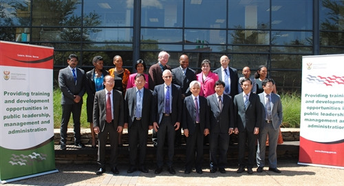 Đồng chí Tạ Ngọc Tấn cùng Ban lãnh đạo Trường Hành chính quốc gia tại Pretoria Đồng chí Tạ Ngọc Tấn cùng Ban lãnh đạo Trường Hành chính quốc gia tại Pretoria