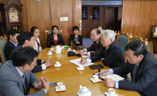 Đồng chí Tạ Ngọc Tấn và Đoàn công tác tới thăm và làm việc với Đại Sứ quán Việt Nam tại Nam Phi. Đồng chí Tạ Ngọc Tấn và Đoàn công tác tới thăm và làm việc với Đại Sứ quán Việt Nam tại Nam Phi.