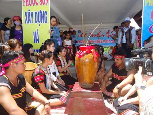 Luật tục Bhnong bảo vệ nguyên tắc hôn nhân một vợ, một chồng; lên án và xử phạt nặng các vụ vi phạm lấy vợ hai, vợ ba, hoặc người chủ động bỏ vợ, bỏ chồng. Ảnh: internet