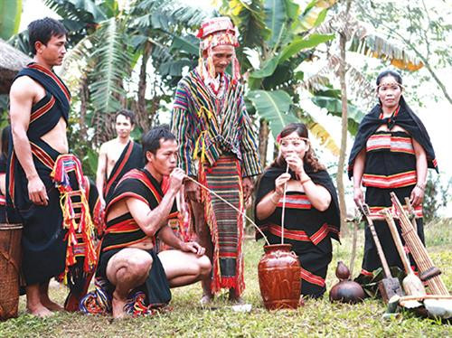 Hai vợ chồng cùng uống rượu cần trong lễ cưới. Ảnh: internet