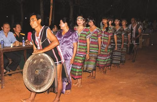 Biểu diễn cồng chiêng là một nét văn hóa không thể thiếu trong các lễ hội truyền thống của đồng bào S'tiêng