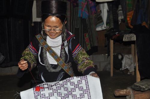 Công đoạn thêu tay hoa văn thổ cẩm đòi hỏi sự cầu kỳ chi tiết.