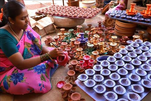 Người dân Ấn Độ náo nức chuẩn bị cho lễ hội Diwali. Ảnh: THX/ TTXVN Người dân Ấn Độ náo nức chuẩn bị cho lễ hội Diwali. Ảnh: THX/ TTXVN
