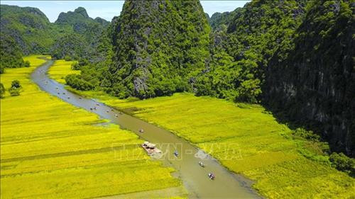 Tam Cốc rực rỡ nhìn từ trên cao. Ảnh: Minh Đức - TTXVN Tam Cốc rực rỡ nhìn từ trên cao. Ảnh: Minh Đức - TTXVN