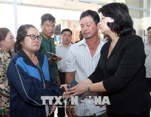 Phó Chủ tịch nước Đặng Thị Ngọc Thịnh thăm hỏi gia đình các nạn nhân. Ảnh: Quang Nhựt - TTXVN