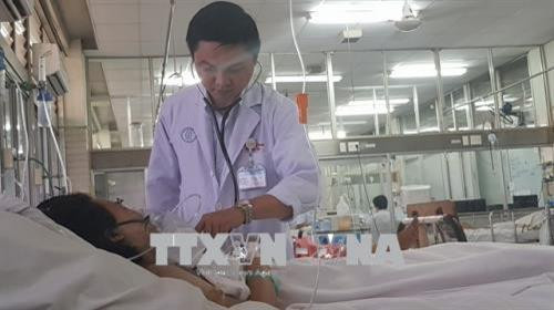 Một nạn nhân đang được cấp cứu tại Bệnh viện Chợ Rẫy. Ảnh: Đinh Hằng – TTXVN