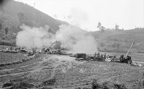 Chiến sĩ Đoàn 368 pháo binh tỉnh Hoàng Liên Sơn dội bão lửa trừng trị quân địch, ngày 10/3/1979. Ảnh: Phùng Triệu – TTXVN