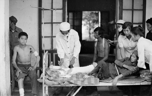 Bác sĩ cứu chữa vết thương cho các học sinh trường Phổ thông cơ sở xã Quyết Tiến, huyện Quản Bạ, tỉnh Hà Tuyên bị trúng mảnh đạn pháo trong khi đang vui chơi. Ảnh: Hứa Kiểm – TTXVN