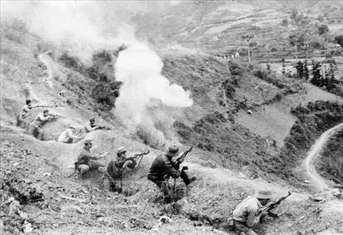 Lực lượng công an vũ trang dũng cảm chiến đấu tại khu vực Đồng Đăng, tỉnh Lạng Sơn. Ảnh: Tạ Hải – TTXVN