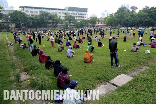 Trong buổi sáng nay có hàng trăm người xếp hàng đợi nhận gạo từ thiện từ cây "ATM gạo" ở Nhà Văn hóa Nghĩa Tân, quận Cầu Giấy, Hà Nội.
