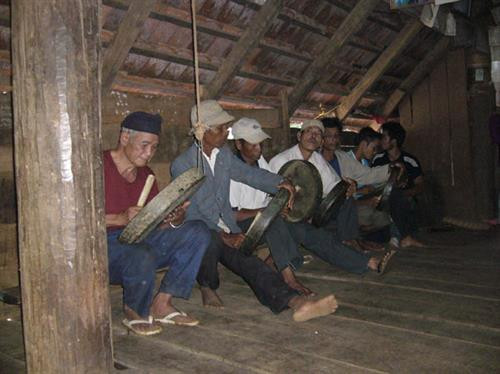 Tấu chiêng trong đám tang của người Ê đê. Tấu chiêng trong đám tang của người Ê đê.