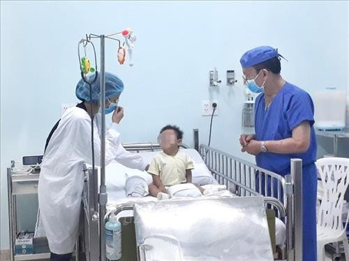 Bệnh nhi hồi phục sức khỏe sau phẫu thuật. Ảnh: TTXVN phát