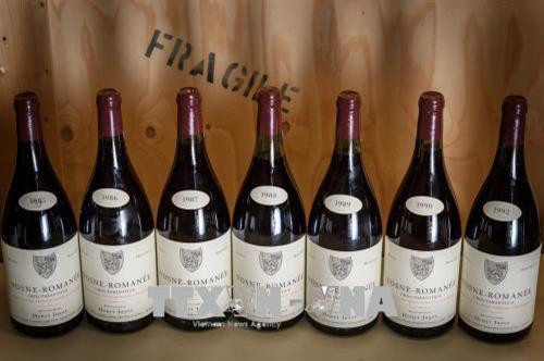 Chai rượu vang Vosne-Romanee 1er cru Cros Parantoux của Henri Jayer được giới thiệu tại Geneva, Thụy Sĩ . Ảnh: AFP/TTXVN . Chai rượu vang Vosne-Romanee 1er cru Cros Parantoux của Henri Jayer được giới thiệu tại Geneva, Thụy Sĩ . Ảnh: AFP/TTXVN .