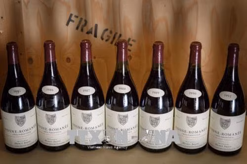 Chai rượu vang Vosne-Romanee 1er cru Cros Parantoux của Henri Jayer được giới thiệu tại Geneva, Thụy Sĩ . Ảnh: AFP/TTXVN .