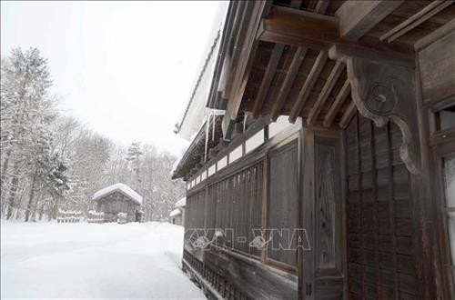 Đường đi, lối vào các ngôi nhà trong làng Kaitaku phủ đầy tuyết trắng. Ảnh: Thành Hữu - PV TTXVN tại Nhật Bản Tháp chuông của làng Kaitaku bên cạnh một ngôi nhà theo kiến trúc truyền thống Nhật Bản. Ảnh: Thành Hữu - PV TTXVN tại Nhật Bản Một quán mì Soba trong làng Kaitaku với thiết kế theo kiến trúc truyền thống Nhật Bản. Ảnh: Thành Hữu - PV TTXVN tại Nhật Bản Vào tháng 2, làng Kaitaku được bao phủ bởi lớp tuyết trắng. Ảnh: Thành Hữu - PV TTXVN tại Nhật Bản Một quán trà trong làng Kaitaku được bao phủ bởi tuyết trắng. Ảnh: Thành Hữu - PV TTXVN tại Nhật Bản Mái vòm và tường gỗ với các ô cửa trấn song dọc là kiểu kiến trúc tiêu biểu trong các ngôi đền của Nhật Bản. Ảnh: Thành Hữu - PV TTXVN tại Nhật Bản Bếp than hồng để sưởi ấm hoặc nướng đồ ăn là đặc trưng nổi bật của một ngôi nhà truyền thống tại Hokkaido. Ảnh: Thành Hữu - PV TTXVN tại Nhật Bản Bên trong một ngôi nhà truyền thống tại Hokkaido. Ảnh: Thành Hữu - PV TTXVN tại Nhật Bản Kiến trúc hiện đại phương Tây tại làng Kaitaku. Ảnh: Thành Hữu - PV TTXVN tại Nhật Bản Ngôi nhà theo phong cách truyền thống tại làng Kaitaku. Ảnh: Thành Hữu - PV TTXVN tại Nhật Bản Ngôi nhà thiết kế theo kiến trúc phương Tây trong làng Kaitaku. Ảnh: Thành Hữu - PV TTXVN tại Nhật Bản Nhà thờ Công giáo nhỏ tại làng Kaitaku. Ảnh: Thành Hữu - PV TTXVN tại Nhật Bản Đường trong làng Kaitaku phủ đầy tuyết trắng. Ảnh: Thành Hữu - PV TTXVN tại Nhật Bản Đường đi, lối vào các ngôi nhà trong làng Kaitaku phủ đầy tuyết trắng. Ảnh: Thành Hữu - PV TTXVN tại Nhật Bản Tháp chuông của làng Kaitaku bên cạnh một ngôi nhà theo kiến trúc truyền thống Nhật Bản. Ảnh: Thành Hữu - PV TTXVN tại Nhật Bản Một quán mì Soba trong làng Kaitaku với thiết kế theo kiến trúc truyền thống Nhật Bản. Ảnh: Thành Hữu - PV TTXVN tại Nhật Bản Vào tháng 2, làng Kaitaku được bao phủ bởi lớp tuyết trắng. Ảnh: Thành Hữu - PV TTXVN tại Nhật Bản Một quán trà trong làng Kaitaku được bao phủ bởi tuyết trắng. Ảnh: Thành Hữu - PV TTXVN tại Nhật Bản Mái vòm và tường gỗ với các ô cửa trấn song dọc là kiểu kiến trúc tiêu biểu trong các ngôi đền của Nhật Bản. Ảnh: Thành Hữu - PV TTXVN tại Nhật Bản Bếp than hồng để sưởi ấm hoặc nướng đồ ăn là đặc trưng nổi bật của một ngôi nhà truyền thống tại Hokkaido. Ảnh: Thành Hữu - PV TTXVN tại Nhật Bản Bên trong một ngôi nhà truyền thống tại Hokkaido. Ảnh: Thành Hữu - PV TTXVN tại Nhật Bản Kiến trúc hiện đại phương Tây tại làng Kaitaku. Ảnh: Thành Hữu - PV TTXVN tại Nhật Bản Ngôi nhà theo phong cách truyền thống tại làng Kaitaku. Ảnh: Thành Hữu - PV TTXVN tại Nhật Bản Ngôi nhà thiết kế theo kiến trúc phương Tây trong làng Kaitaku. Ảnh: Thành Hữu - PV TTXVN tại Nhật Bản Nhà thờ Công giáo nhỏ tại làng Kaitaku. Ảnh: Thành Hữu - PV TTXVN tại Nhật Bản Đường trong làng Kaitaku phủ đầy tuyết trắng. Ảnh: Thành Hữu - PV TTXVN tại Nhật Bản