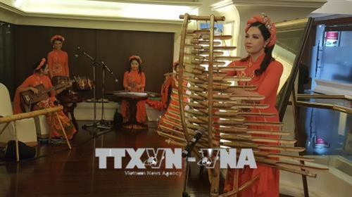 Các nghệ sỹ nhóm Hồn Việt biểu diễn tại lễ khai mạc. Ảnh: Sơn Nam - Pv TTXVN tại Thái Lan