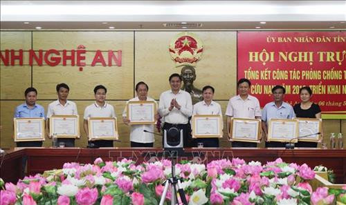 Trao bằng khen cho các cá nhân có thành tích xuất sắc trong công tác phòng chống thiên tai, tìm kiếm cứu nạn. Ảnh: Nguyễn Oanh - TTXVN Trao bằng khen cho các cá nhân có thành tích xuất sắc trong công tác phòng chống thiên tai, tìm kiếm cứu nạn. Ảnh: Nguyễn Oanh - TTXVN