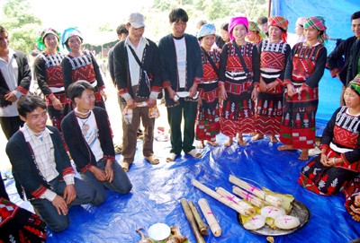 Hát kể - một phong tục độc đáo của người Phù Lá. Ảnh: internet Hát kể - một phong tục độc đáo của người Phù Lá. Ảnh: internet