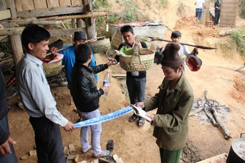 Trước ngày cưới, nhà trai mang lễ vật sang nhà gái gồm: 120 kg thịt lợn, 2 thủ lợn không cạo lông và phải đủ 12 kg và 50 đồng “nhàn pe" (ngày nay được quy đổi ra bằng tiền mặt). Trước ngày cưới, nhà trai mang lễ vật sang nhà gái gồm: 120 kg thịt lợn, 2 thủ lợn không cạo lông và phải đủ 12 kg và 50 đồng “nhàn pe" (ngày nay được quy đổi ra bằng tiền mặt).