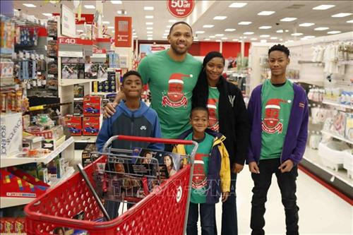 Trẻ em vui chơi mừng đón lễ Giáng sinh tại Singapore. Ảnh: THX/TTXVN Người dân tham gia cuộc thi chạy Ông già Noel tại Vilnius, Litsva. Ảnh: THX/TTXVN Hát mừng lễ Giáng Sinh tại Nhà thờ Frankfurt, Đức. Ảnh: THX/TTXVN Thợ lặn trong trang phục Ông già Noel chào đón du khách tới Công viên Thủy cung ở Manila, Philippines trong dịp lễ Giáng Sinh. Ảnh: THX/TTXVN Thắp sáng cây thông Noel tại Yangon, Myanmar. Ảnh: THX/TTXVN Thắp sáng cây thông Noel chào đón Giáng Sinh và Năm Mới tại quảng trường ở Yerevan, Armenia. Ảnh: THX/TTXVN Hàng trăm người trong trang phục ông già Noel tham gia lễ hội SantaCon chào đón Giáng Sinh ở New York, Mỹ. Ảnh: THX/TTXVN Một gia đình mua sắm chuẩn bị lễ Giáng Sinh tại Houston, Mỹ. Ảnh: THX/TTXVN Người dân Tây Ban Nha mừng đón Giáng Sinh tại quảng trường Landmark Puerta del Sol ở Madrid. Ảnh: THX/TTXVN Trẻ em vui chơi tại công viên tuyết nhân tạo trong dịp lễ Giáng Sinh ở tỉnh Banten, Indonesia. Ảnh: THX/TTXVN Trang trí chuẩn bị cho lễ Giáng Sinh tại thủ đô Baghdad, Iraq. Ảnh: THX/TTXVN Mua sắm chuẩn bị cho lễ Giáng Sinh tại thủ đô Baghdad, Iraq. Ảnh: THX/TTXVN Người dân Malaysia tham quan triển lãm "Disney- Giấc mơ Giáng sinh" tại thủ đô Kuala Lumpur. Ảnh: THX/TTXVN Người dân mua sắm chuẩn bị cho Lễ Giáng Sinh tại Bangalore, Ấn Độ. Ảnh: THX/TTXVN Thắp sáng cây thông Noel khổng lồ tại Quảng trường Azneft ở Baku, Azerbaijan. Ảnh: THX/TTXVN Trẻ em Hàn Quốc vui chơi mừng đón lễ Giáng Sinh tại làng Ông già Noel ở Gyeongsangbuk-do. Ảnh: THX/TTXVN Các loại bánh cho Lễ Giáng sinh được bày bán tại Làng Ông già Noel ở Gyeongsangbuk-do, Hàn Quốc. Ảnh: THX/TTXVN Người dân Hàn Quốc chào đón Giáng Sinh tại làng Ông già Noel ở Gyeongsangbuk-do. Ảnh: THX/TTXVN Người dân Syria mừng đón Giáng Sinh tại thủ đô Damascus. Ảnh: THX/TTXVN Trẻ em vui chơi mừng đón lễ Giáng sinh tại Singapore. Ảnh: THX/TTXVN Người dân tham gia cuộc thi chạy Ông già Noel tại Vilnius, Litsva. Ảnh: THX/TTXVN Hát mừng lễ Giáng Sinh tại Nhà thờ Frankfurt, Đức. Ảnh: THX/TTXVN Thợ lặn trong trang phục Ông già Noel chào đón du khách tới Công viên Thủy cung ở Manila, Philippines trong dịp lễ Giáng Sinh. Ảnh: THX/TTXVN Thắp sáng cây thông Noel tại Yangon, Myanmar. Ảnh: THX/TTXVN Thắp sáng cây thông Noel chào đón Giáng Sinh và Năm Mới tại quảng trường ở Yerevan, Armenia. Ảnh: THX/TTXVN Hàng trăm người trong trang phục ông già Noel tham gia lễ hội SantaCon chào đón Giáng Sinh ở New York, Mỹ. Ảnh: THX/TTXVN Một gia đình mua sắm chuẩn bị lễ Giáng Sinh tại Houston, Mỹ. Ảnh: THX/TTXVN Người dân Tây Ban Nha mừng đón Giáng Sinh tại quảng trường Landmark Puerta del Sol ở Madrid. Ảnh: THX/TTXVN Trẻ em vui chơi tại công viên tuyết nhân tạo trong dịp lễ Giáng Sinh ở tỉnh Banten, Indonesia. Ảnh: THX/TTXVN Trang trí chuẩn bị cho lễ Giáng Sinh tại thủ đô Baghdad, Iraq. Ảnh: THX/TTXVN Mua sắm chuẩn bị cho lễ Giáng Sinh tại thủ đô Baghdad, Iraq. Ảnh: THX/TTXVN Người dân Malaysia tham quan triển lãm "Disney- Giấc mơ Giáng sinh" tại thủ đô Kuala Lumpur. Ảnh: THX/TTXVN Người dân mua sắm chuẩn bị cho Lễ Giáng Sinh tại Bangalore, Ấn Độ. Ảnh: THX/TTXVN Thắp sáng cây thông Noel khổng lồ tại Quảng trường Azneft ở Baku, Azerbaijan. Ảnh: THX/TTXVN Trẻ em Hàn Quốc vui chơi mừng đón lễ Giáng Sinh tại làng Ông già Noel ở Gyeongsangbuk-do. Ảnh: THX/TTXVN Các loại bánh cho Lễ Giáng sinh được bày bán tại Làng Ông già Noel ở Gyeongsangbuk-do, Hàn Quốc. Ảnh: THX/TTXVN Người dân Hàn Quốc chào đón Giáng Sinh tại làng Ông già Noel ở Gyeongsangbuk-do. Ảnh: THX/TTXVN Người dân Syria mừng đón Giáng Sinh tại thủ đô Damascus. Ảnh: THX/TTXVN