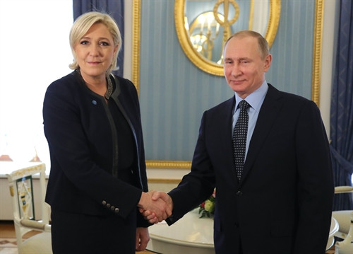 Tổng thống Nga Vladimir Putin (phải) tiếp ứng cử viên Tổng thống Pháp Marine Le Pen (trái) - Chủ tịch đảng cực hữu Mặt trận Dân tộc (FN) - đang thăm thủ đô Moskva. AFP/TTXVN