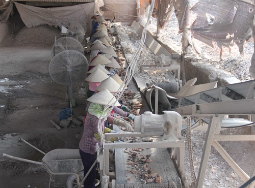 Hoạt động phân loại chất lượng vôi của người lao động dọc băng tải chuyền Hoạt động phân loại chất lượng vôi của người lao động dọc băng tải chuyền