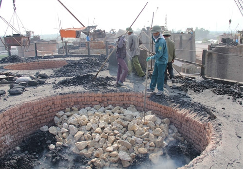 Lượng khí phát thải trên miệng lò vôi rất lớn gây ô nhiễm môi trường. Lượng khí phát thải trên miệng lò vôi rất lớn gây ô nhiễm môi trường.