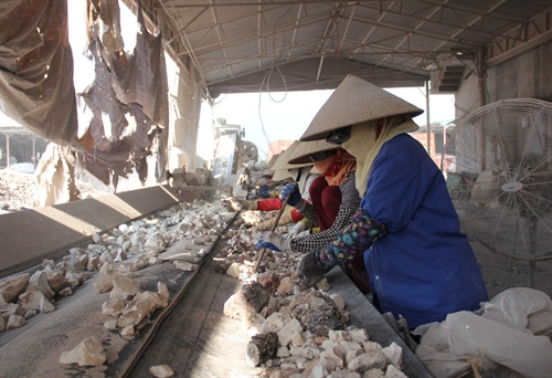 Hoạt động phân loại chất lượng vôi của người lao động dọc băng tải chuyền. Hoạt động phân loại chất lượng vôi của người lao động dọc băng tải chuyền.