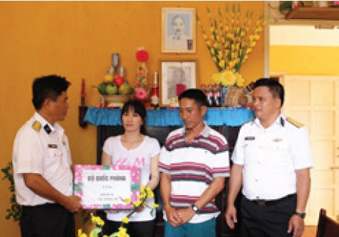 Đại tá Bùi Hải Phước (trái), Phó Lữ đoàn trưởng, Tham mưu trưởng Lữ đoàn 146 tặng quà, chúc Tết các hộ dân sinh sống trên đảo Song Tử Tây Đại tá Bùi Hải Phước (trái), Phó Lữ đoàn trưởng, Tham mưu trưởng Lữ đoàn 146 tặng quà, chúc Tết các hộ dân sinh sống trên đảo Song Tử Tây