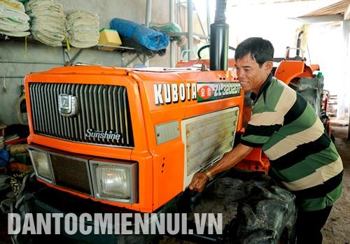 Ông Lý Quờn quan niệm, muốn làm giàu từ cây lúa phải đầu tư máy móc, khoa học - kỹ thuật vào việc trồng lúa. Ảnh: Phúc Thanh