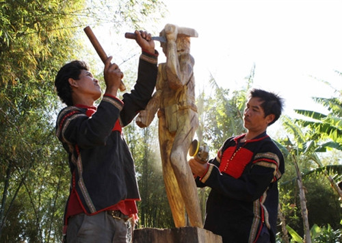 Tạc tượng gỗ dân gian nét đẹp văn hóa Tây Nguyên ảnh 1