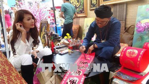 Du khách chờ xin chữ khai xuân. Ảnh: Gia Thuận – TTXVN Du khách chờ xin chữ khai xuân. Ảnh: Gia Thuận – TTXVN