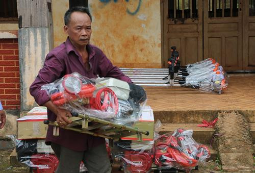 Bà con các dân tộc vui mừng nhận máy móc được Nhà nước hỗ trợ