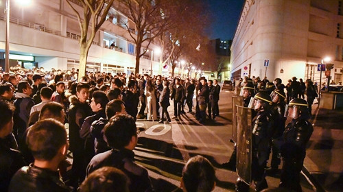 Biểu tình phản đối cảnh sát bắn chết một công dân Trung Quốc tại Paris, Pháp, ngày 27/3. THX/TTXVN