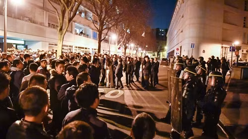 Biểu tình phản đối cảnh sát bắn chết một công dân Trung Quốc tại Paris, Pháp, ngày 27/3. THX/TTXVN