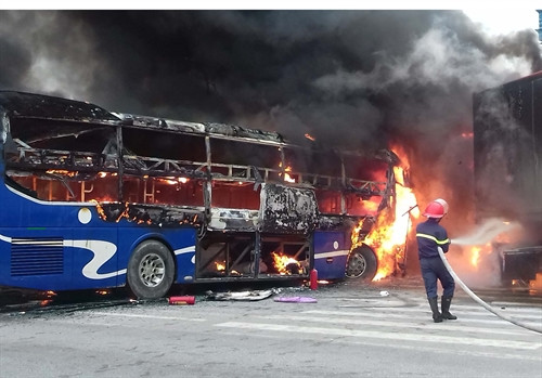 Lực lượng phòng cháy chữa cháy nỗ lực dập lửa. Ảnh: TTXVN phát Lực lượng phòng cháy chữa cháy nỗ lực dập lửa. Ảnh: TTXVN phát